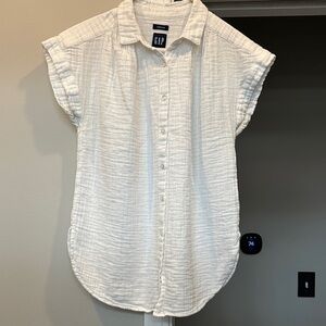 GAP Women's white crinkle gauze Button-Down Shirt